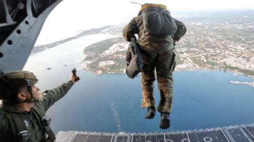 Εντυπωσιακό: Η στιγμή που ο αρχηγός ΓΕΕΘΑ  πηδάει από το ελικόπτερο μαζί με άλλους αλεξιπτωτιστές [Εικόνες -βίντεο]