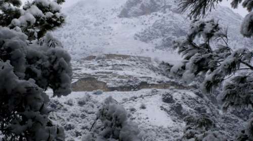 Χιονίζει τώρα στις Πάρνηθα: Στα λευκά το καταφύγιο Μπάφι