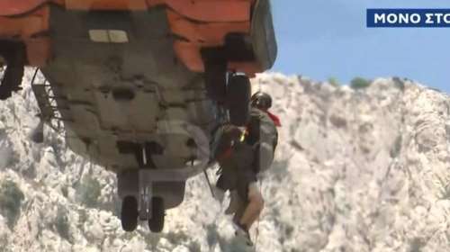 Φωτιά στη Φυλή: Η δραματική στιγμή που Super Puma απεγκλωβίζει μοναχές και προσκυνητές από τη Μονή Κλειστών [βίντεο]