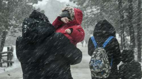 Ψυχρή εισβολή σαρώνει τη χώρα: Βουτιά του υδράργυρου, πιθανές "χιονο-εκπλήξεις" από την Τρίτη, λέει ο Καλλιάνος