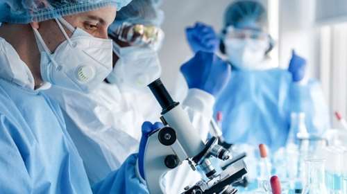 Μετάλλαξη Όμικρον: Μεταδοτική αλλά με ήπια συμπτώματα σαν απλό κρυολόγημα - Αισιόδοξοι οι ειδικοί