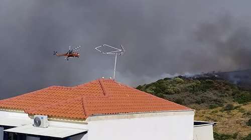 Φωτιά στα Κύθηρα: Μάχη με τις φλόγες - Κοντά σε σπίτια στην Αγία Πελαγία [εικόνες]