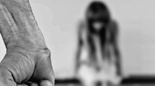 Φρίκη στην Ηλιούπολη: Αστυνομικός κρατούσε φυλακισμένη και εξέδιδε 19χρονη -  Ο πατέρας της κατηγορείται ότι τη βίαζε από 11 ετών