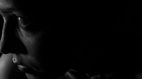 &quot;Σε χτυπάει ο άντρας σου;&quot;- Το νεύμα της συζύγου του ποινικολόγου που είπε πως... έπεσε από τη σκάλα- Πώς το κατάλαβε ο γιατρός