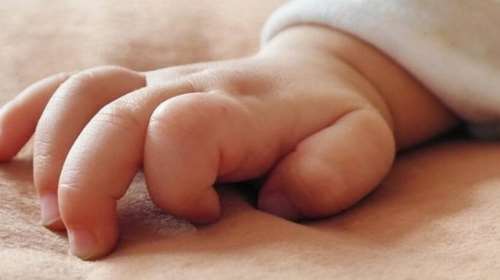 Σπαραγμός και ερωτηματικά για το μωράκι που κοιμήθηκε και δεν ξύπνησε στη Ρόδο: &quot;Ήταν υγιέστατο&quot;- Του έκαναν μισή ώρα ανάνηψη