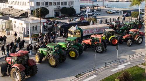 Βόλος: Τελεσίγραφο να εγκαταλείψουν το λιμάνι οι αγρότες και οι αλιείς μέχρι τις 13:00 [εικόνες - βίντεο]
