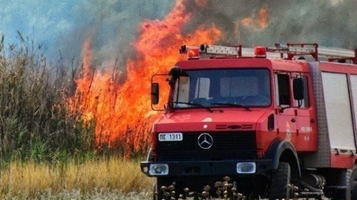 Άρχισαν οι πυρκαγιές...Απειλούνται σπίτια στην Κρήτη - Ανεξέλεγκτη η φωτιά στην Κάρυστο