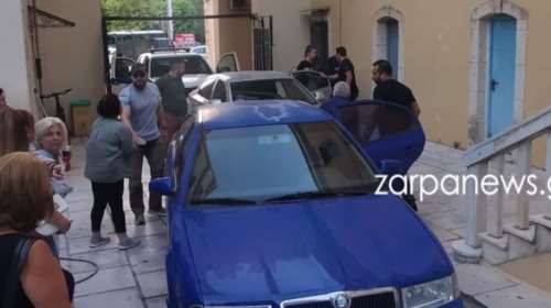 Κύκλωμα εμπορίας βρεφών: Απολογείται ο φερόμενος &quot;εγκέφαλος&quot; γιατρός - Τον χειροκροτούσαν οι υποστηρικτές του [βίντεο]