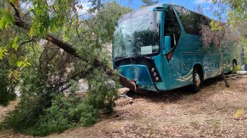 Αίγινα: Τρεις μαθήτριες τραυματίστηκαν όταν λύθηκε το χειρόφρενο λεωφορείου- Σφηνώθηκαν ανάμεσα σε δυο πούλμαν