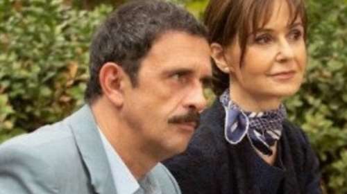 Άγριες μέλισσες: Ο αναπάντεχος επισκέπτης στο γραφείο του Δούκα