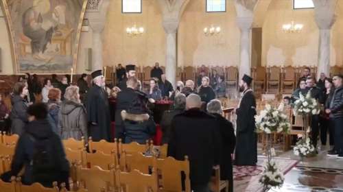 Αλβανία: Οι νέοι πιστοί αποχαιρετούν τον Αρχιεπίσκοπο Αναστάσιο - Επικήδειο θα εκφωνήσει ο Κυριάκος Μητσοτάκης [βίντεο]