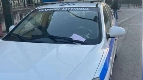 Απίστευτο σκηνικό στην Ευελπίδων: Έκοψαν κλήση σε περιπολικό που πάρκαρε για να αποβιβάσει κρατούμενους [βίντεο]