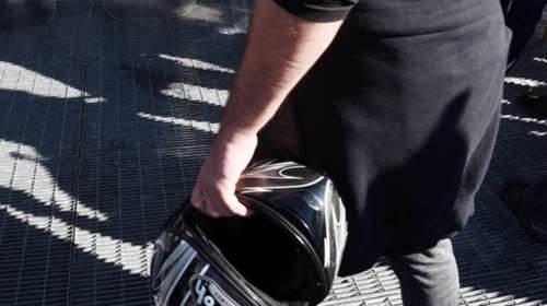 Αργοστόλι: Εισβολή κουκουλοφόρων στην Ακαδημία Εμπορικού Ναυτικού - Αξιωματικός πυροβόλησε στον αέρα