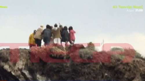 Σαντορίνη: Κινέζοι τουρίστες βγάζουν selfie στην άκρη του γκρεμού στην Κόκκινη Παραλία- Κατολίσθηση κατέστρεψε το μονοπάτι