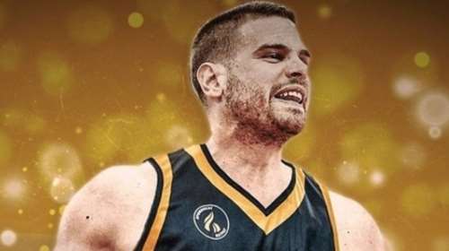 Ζευγάρι με τραγουδίστρια και πάλι ο Γιώργος Μπόγρης