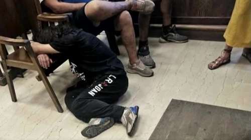 Εικόνες ντροπής στα δικαστήρια της Ευελπίδων- Κρατούμενοι καταρρέουν στα πατώματα, δεμένοι με χειροπέδες στα κάγκελα