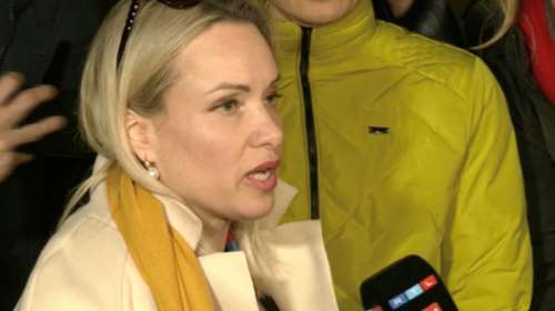 Η μυστηριώδης Μαρίνα Οβσιανίκοβα: Η δημοσιογράφος που φώναξε συνθήματα κατά του Πούτιν τώρα εργάζεται για δυτικά ΜΜΕ