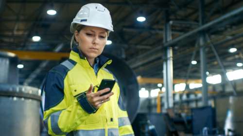 Πώς και από πότε θα δηλώνουμε το ωράριο εργασίας μας από το κινητό μας: Οι νέες αλλαγές στα εργασιακά