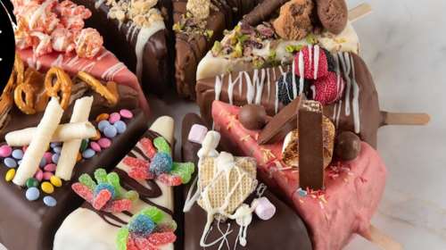 Τοπ συνταγή του Ακη Πετρετζίκη για αμερικάνικο cheesecake σε ξυλάκι - Θα ξετρελαθείτε