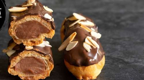 Ακης Πετρετζίκης: Συνταγή για ζουμερά, αφράτα εκλέρ με σοκολάτα γάλακτος - Το τέλειο κέρασμα