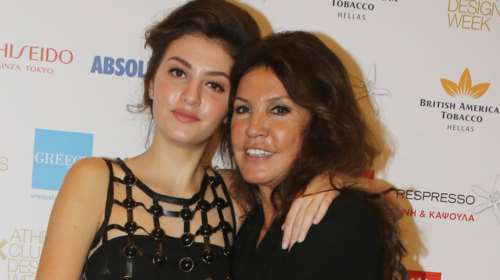 Πορσελάνινη επιδερμίδα και gothic style: Η νέα εμφάνιση της Φαίδρας Μπάρμπα στα γενέθλια της μητέρας της