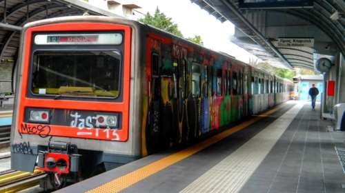 Φωτιά στις γραμμές του ΗΣΑΠ μεταξύ Πειραιά και Φαλήρου