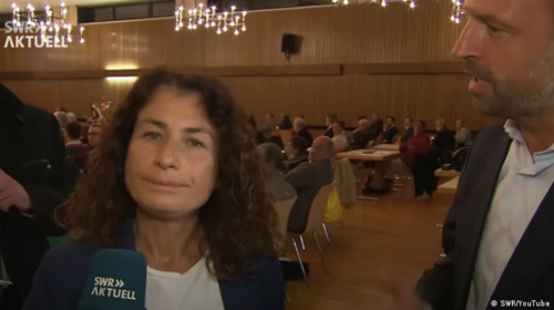 Πρωτοφανές: Γερμανός πολιτικός διακόπτει και επιτίθεται σε δημοσιογράφο σε ζωντανή σύνδεση