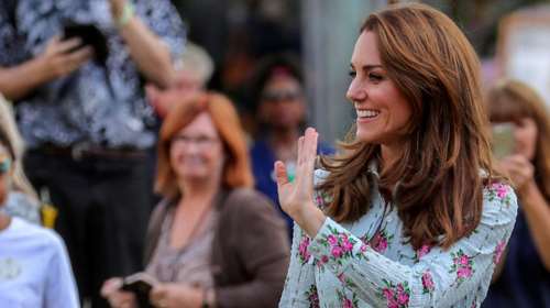 Κέιτ Μίντλετον: Το ρομαντικό φλοράλ φόρεμα των 120 λιρών που έγινε ανάρπαστο [Εικόνες]