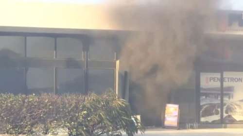 Φωτιά στην Αττική: Απανωτές εκρήξεις σε επιχείρηση οικοδομικών υλικών στα Βριλήσσια [βίντεο]