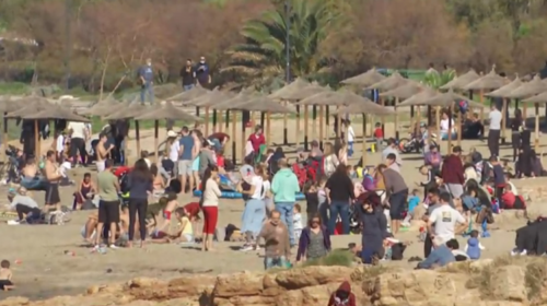 Πήγαν περίπατο και τα νέα μέτρα: Έρημο το κέντρο της Αθήνας, άδεια η Ερμού, γεμάτες οι παραλίες [εικόνες- βίντεο]