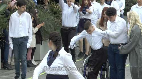 Συγκινητική στιγμή στη Λαμία: Μαθητής σηκώθηκε από το αναπηρικό αμαξίδιο και παρέλασε [βίντεο]