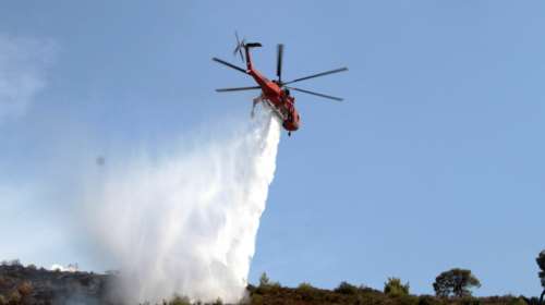Φωτιά τώρα στο Πέραμα: Ρίψεις νερού από ελικόπτερο - Πυρκαγιά σε οικόπεδο στην Αρτέμιδα
