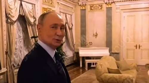 Για πρώτη φορά μέσα στο σπίτι του Πούτιν: Όλα τεράστια και χρυσά - Το λευκό πιάνο που δεν παίζει και το πορτρέτο ενός τσάρου