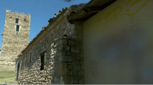 Χαλκιδική: Εικόνες ντροπής - Βανδαλισμό του Βυζαντινού Πύργου από νεαρούς καταγγέλλουν οι κάτοικοι [βίντεο]