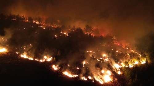 Μάχη με τις φλόγες στη Χίο: Από τροχαίο προκλήθηκε η φωτιά, μεθυσμένος ο οδηγός - Εκκενώθηκαν δύο οικισμοί [εικόνες, βίντεο]