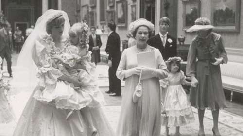 Η &quot;εντολή&quot; της βασίλισσας Ελισάβετ προς την Νταϊάνα: Τι της ψιθύρισε πάνω στο μπαλκόνι του Μπάκιγχαμ