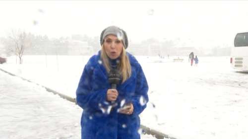 Ωραιόκαστρο: Η ρεπόρτερ του Open δέχτηκε on air χιονοπόλεμο από μαθητές [βίντεο]