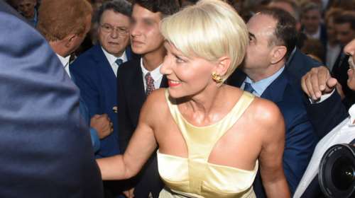 Νατάσα Παζαΐτη: Η λαμπερή εμφάνιση με εφαρμοστό φόρεμα και το αριστοκρατικό σαλόνι της