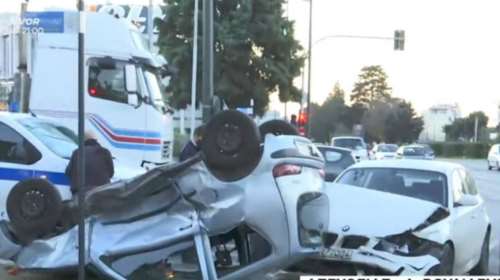 Σφοδρή σύγκρουση στη Λεωφόρο Βουλιαγμένης: Αυτοκίνητο αναποδογύρισε - Ένας τραυματίας