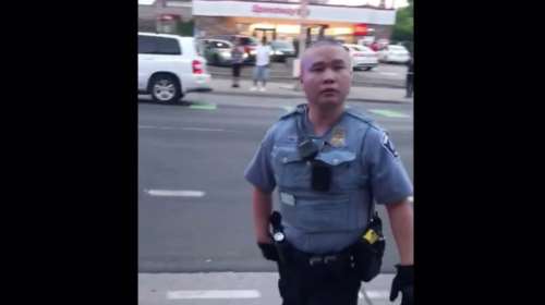 Δολοφονία Φλόιντ: Αστυνομικός αγνοεί τις εκκλήσεις πολιτών να παρέμβει - Σοκαριστικό βίντεο