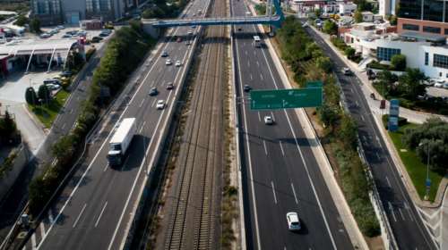 Καταδίωξη στην Αττική οδό: Οδηγός έσπασε τις μπάρες των διοδίων, τραυματίστηκε αστυνομικός