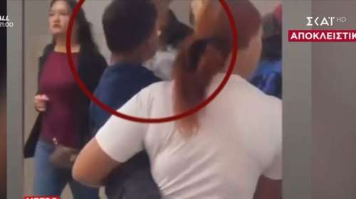 Μοναστηράκι: Εικόνα σοκ - Ανήλικος ατμίζει με ηλεκτρονικό τσιγάρο στην αγκαλιά της μητέρας του [βίντεο]