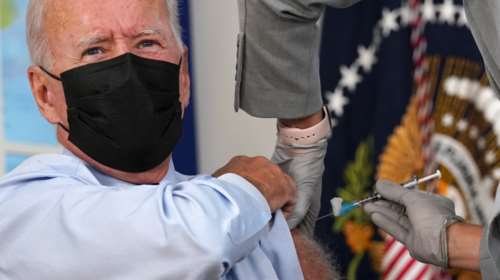 ΗΠΑ: Εμβολιάστηκε με τρίτη δόση ο Μπάιντεν - &quot;Σας παρακαλώ, κάντε το σωστό&quot; [Εικόνες - Βίντεο]