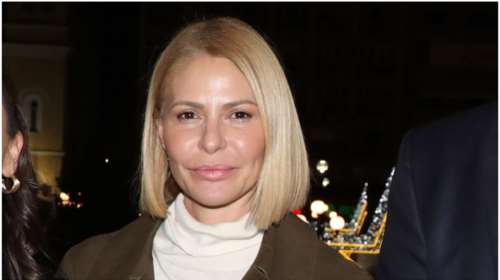 Τζένη Μπαλατσινού: Στιλάτη με πλεκτή ριγέ φούστα Victoria Beckham και ονειρεμένες καστόρινες μπότες