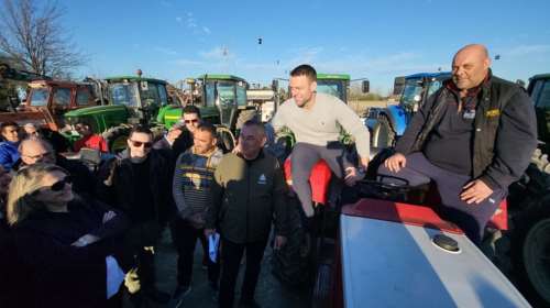 Ανέβηκε σε τρακτέρ ο Στέφανος Κασσελάκης: Έχετε κάθε δίκιο να είστε εξοργισμένοι, να είστε στα μπλόκα, είπε στους αγρότες