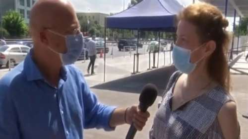 Viral ο Τσελίκας του ΣΚΑΙ - Εκανε ρεπορτάζ και μια γυναίκα του είπε: &quot;Το κουνούπι πονάει πιο πολύ από το εμβόλιο&quot;