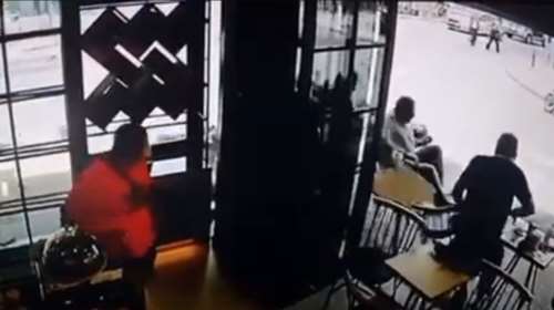 Καμίνια: Βίντεο ντοκουμέντο - Η στιγμή που η μηχανή πέφτει πάνω σε πεζούς - Την παρέσυρε 49χρονος οδηγός που παραβίασε κόκκινο