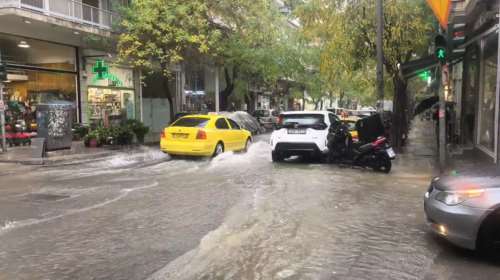 Στο "κόκκινο" η κίνηση στους δρόμους από τη βροχή: Διακοπή κυκλοφορίας στην οδό Πειραιώς λόγω συσσώρευσης υδάτων [βίντεο]