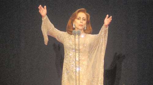 H Φεϊρούζ, &quot;η ψυχή του Λιβάνου&quot; τραγουδά για τη Βηρυτό - Η τελευταία της δημόσια εμφάνιση τον Απρίλιο