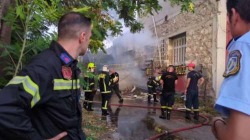 Φωτιά σε αποθήκες στον Ταύρο - 20 πυροσβέστες με 5 οχήματα στο σημείο